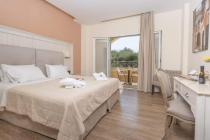 Debono-Art-Hotel-_-double-room-4-Custom-1144x763